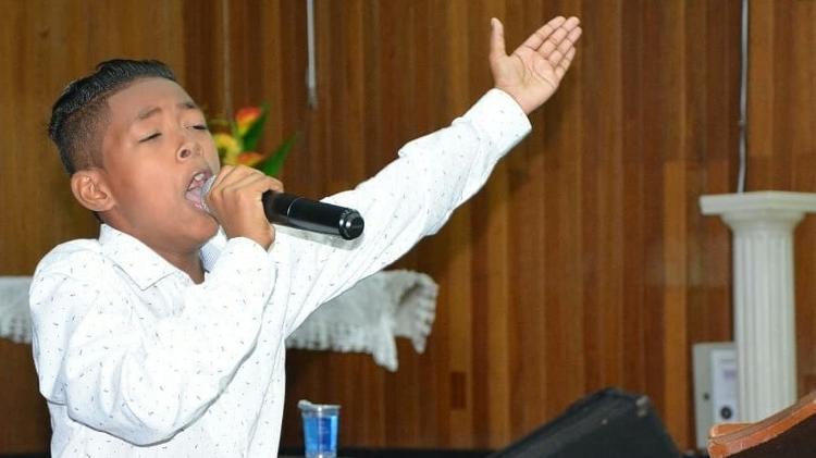 Kauê Penna louvando em culto evangélico - Reprodução/ Instagram - Reprodução/ Instagram