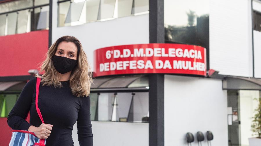 Renata Banhara em frente à 6ª Delegacia de Defesa da Mulher, em São Paulo - Gabi Di Bella/UOL