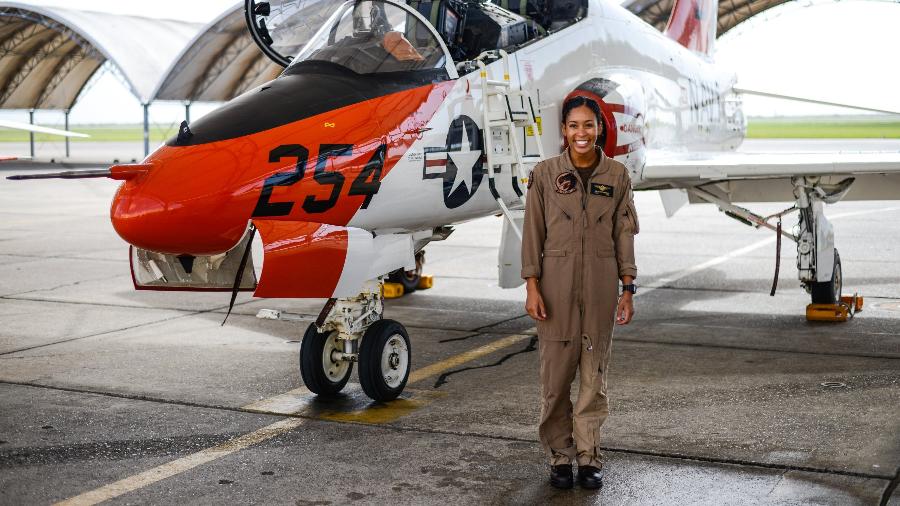 Tenente Madeline Swegle se torna a primeira piloto de caça negra da Marinha dos EUA  - Reprodução/Twitter @CNATRA