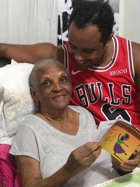 Ernesto Xavier com a avó, Chica Xavier, que morreu hoje aos 88 anos - Reprodução/Instagram