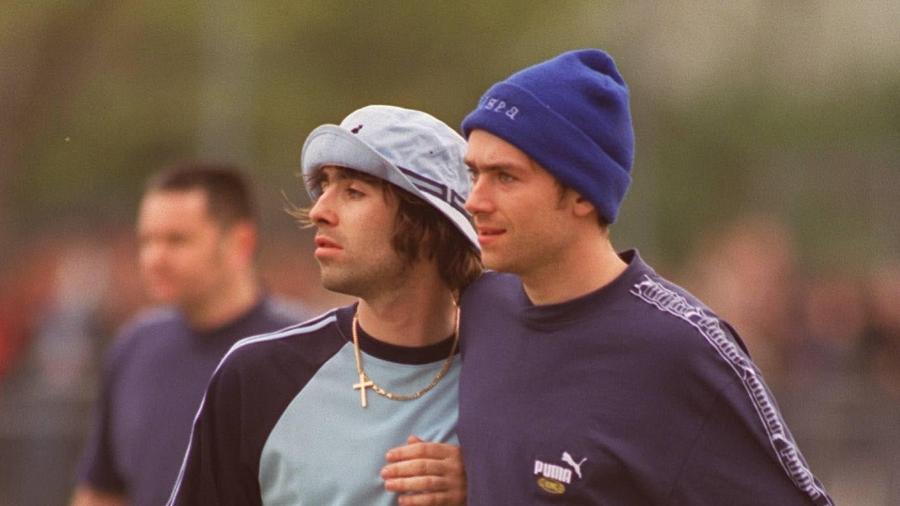 Liam Gallagher, do Oasis, e Damon albarn, Blur, durante uma partida de futebol - Getty Images