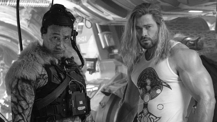 O ator Chris Hemsworth posta foto ao lado do diretor Taika Waititi no último dia de "Thor 4" - Reprodução