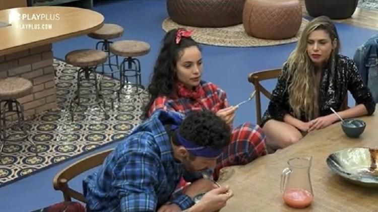 A Fazenda 2021: Aline promete beijar Dayane se fugir da roça - Reprodução/Playplus - Reprodução/Playplus