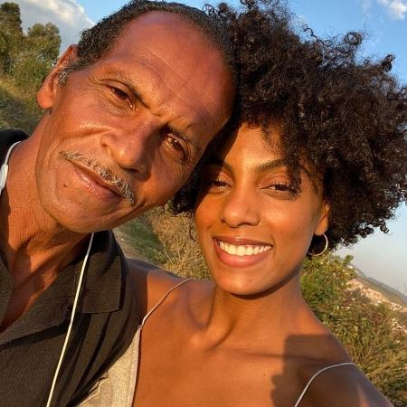 A modelo Erika Cardozo e o pai, Everaldo Cardozo, orgulhoso do sucesso da filha que estampa totens em shopping center de São Paulo - Reprodução Instagram 