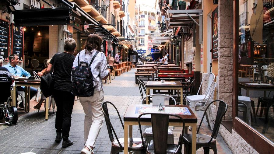 Restaurantes nas ruas de Alicante, na Espanha - soniabonet/Getty Images