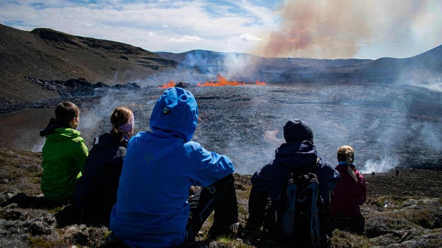 Curiosos visitaram o vale de Meradalir para assistir à erupção próximo ao monte Fagradalsfjall em 4 de agosto - JEREMIE RICHARD/AFP