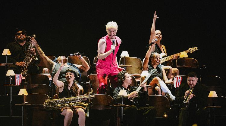 Jão canta com sua banda em um dos cenários da Superturnê