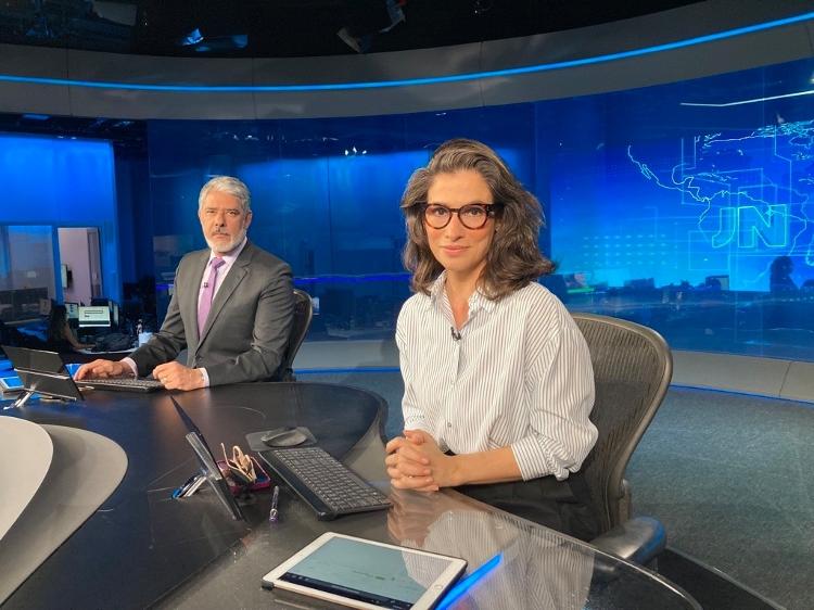 Renata Vasconcellos na bancada do Jornal Nacional ao lado de William Bonner