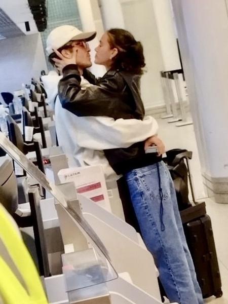  João Guilherme e Marquezine aos beijos em aeroporto