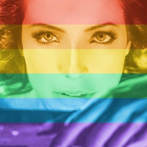 26.jun.2015 - Renata Dominguez muda sua foto do Facebook com um filtro de arco-íris em apoio a legalização do casamento gay em todo o território norte-americano, em uma decisão elogiada até pelo presidente Barack Obama
