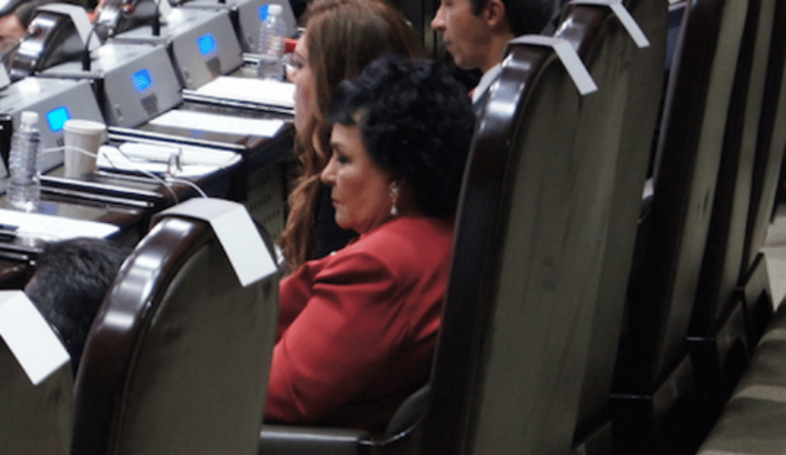 4.set.2015 - A atriz e deputada federal Carmen Salinas foi flagrada "cochilando" durante uma sessão da Câmara dos Deputados, no México. A imagem foi publicada em um perfil no Twitter e rapidamente se espalhou por outras redes sociais. Além de cochilar, a atriz também foi fotografada fazendo selfies de si mesma