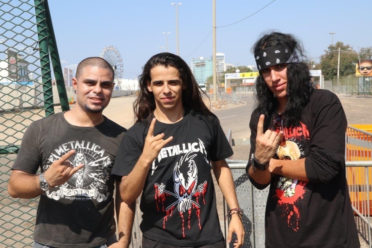 19.set.2015 - Alexandre Vitoritte (esq.) foi o primeiro à chegar para o segundo dia do festival Rock in Rio 2015, marcando presença na fila desde as 19h de sexta. O assistente administrativo diz que não dormiu desde que chegou: "Fiquei virado porque teve show na tenda eletrônica  no primeiro dia até 3h e depois  os mosquitos não me deixavam dormir". - Zulmair Rocha/UOL