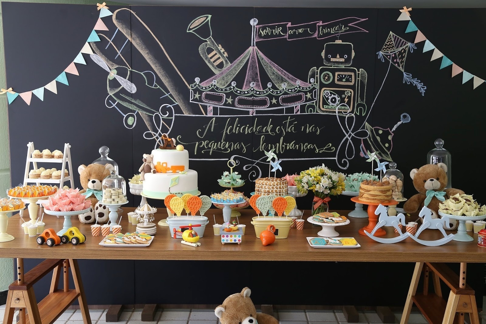 Nesta festa com tema brinquedos antigos, o painel atrás da mesa do bolo foi feito com a técnica "chakalboard" (pôster com frases, dizeres e desenhos feitos no computador imitando risco de giz). Kelly Pinheiro, da Bella Fiore (www.globbellafiore.com), assinou a decoração do evento - Welligtom Valentim/Divulgação
