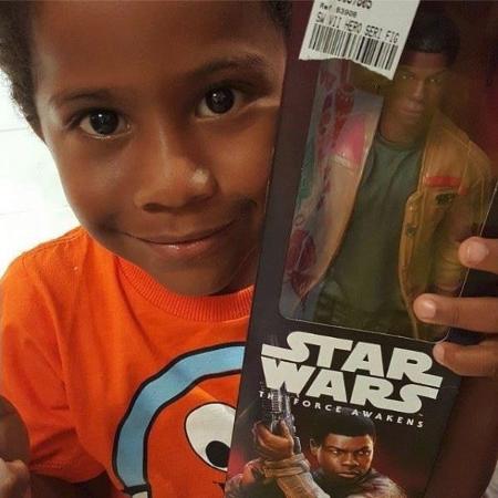 Matias Melquiades, de 4 anos, com seu boneco do personagem Finn, de Star Wars - Reprodução/Instagram - Reprodução/Instagram