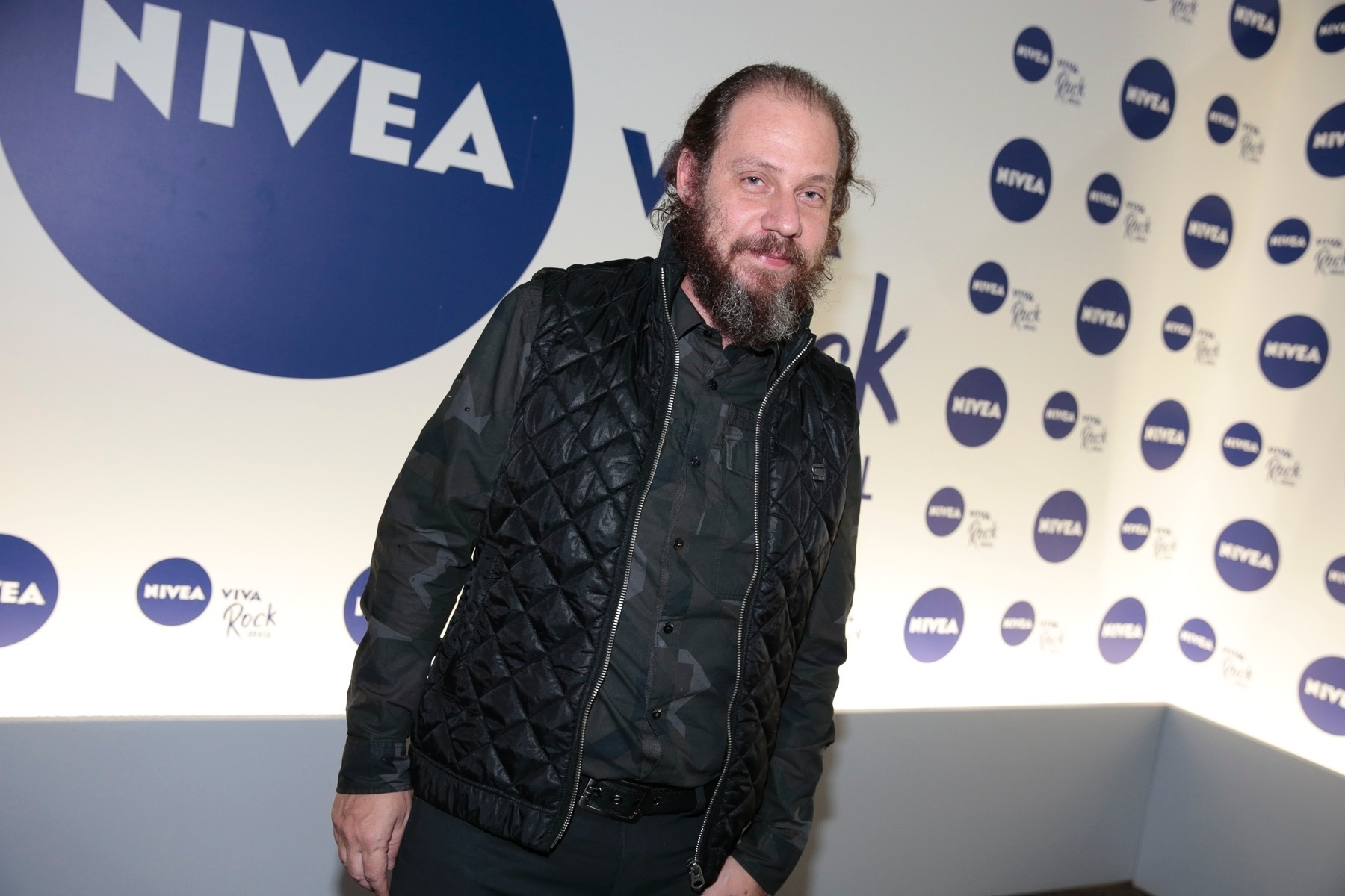15.mar.2016 - Bi Ribeiro, baixista do Paralamas do Sucesso, chega ao Vivo Rio para o festival Nivea Viva o Rock. A banda é uma das convidadas do show que celebra o rock brasileiro - Felipe Panfili/Divulgação