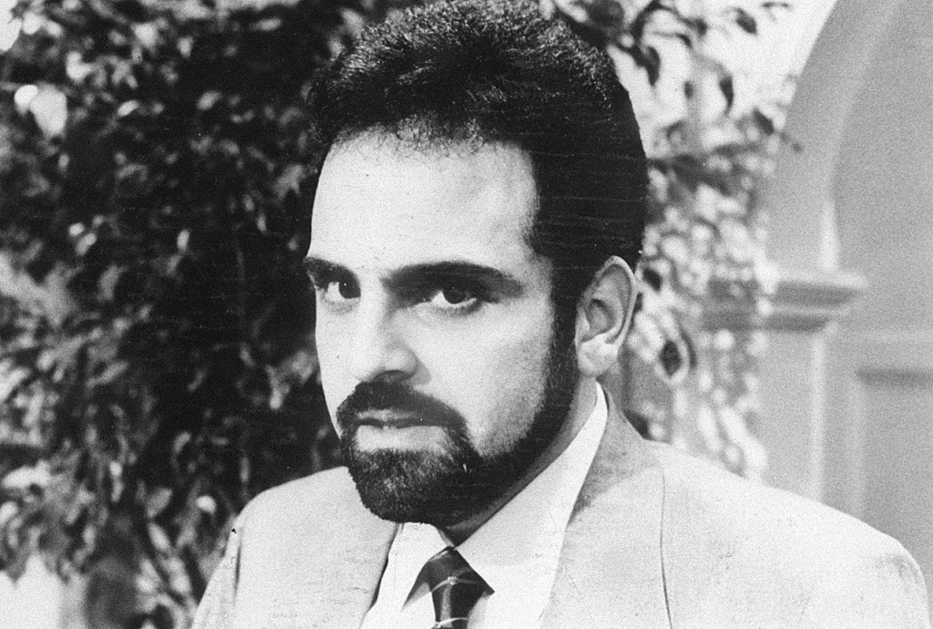 Guilherme Karam como o mormodo Porfirio em "Meu Bem, Meu Mal" (1990). O personagem, famoso pelo bordão "divina Magda", que ele dizia para a personagem de Vera Zimmermann, foi destaque da trama - Divulgção/TV Globo