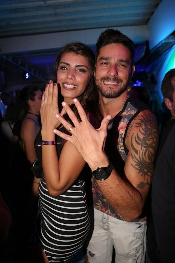 16.jul.2016 - Casal Franciele Almeida e Diego Grossi, que se conheceu no "BBB14", mostra as alianças no Baile da Favorita - Reginaldo Teixeira/CS Eventos Divulgação