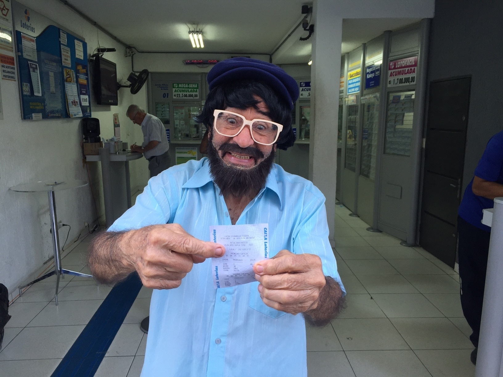 Ivo Holanda regrava pegadinha do bilhete de loteria premiado, sucesso nos anos 90 - Divulgação/SBT