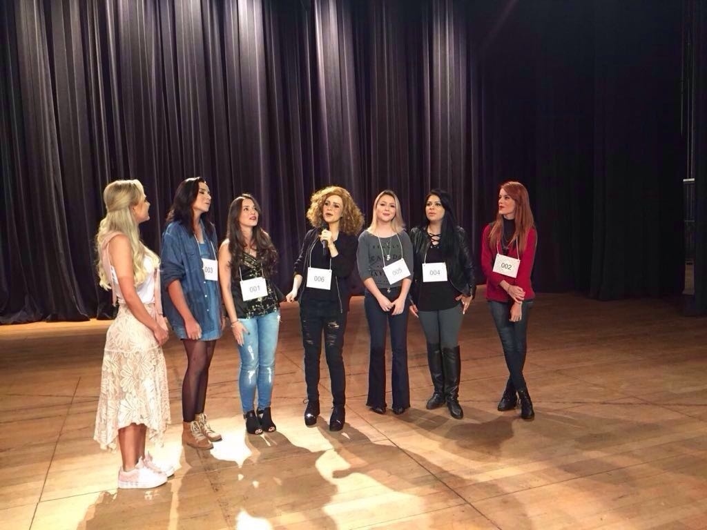 25.ago.2016 - Sandy usa disfarce para enganar sósias durante uma brincadeira no "Programa da Eliana" - Divulgação/SBT