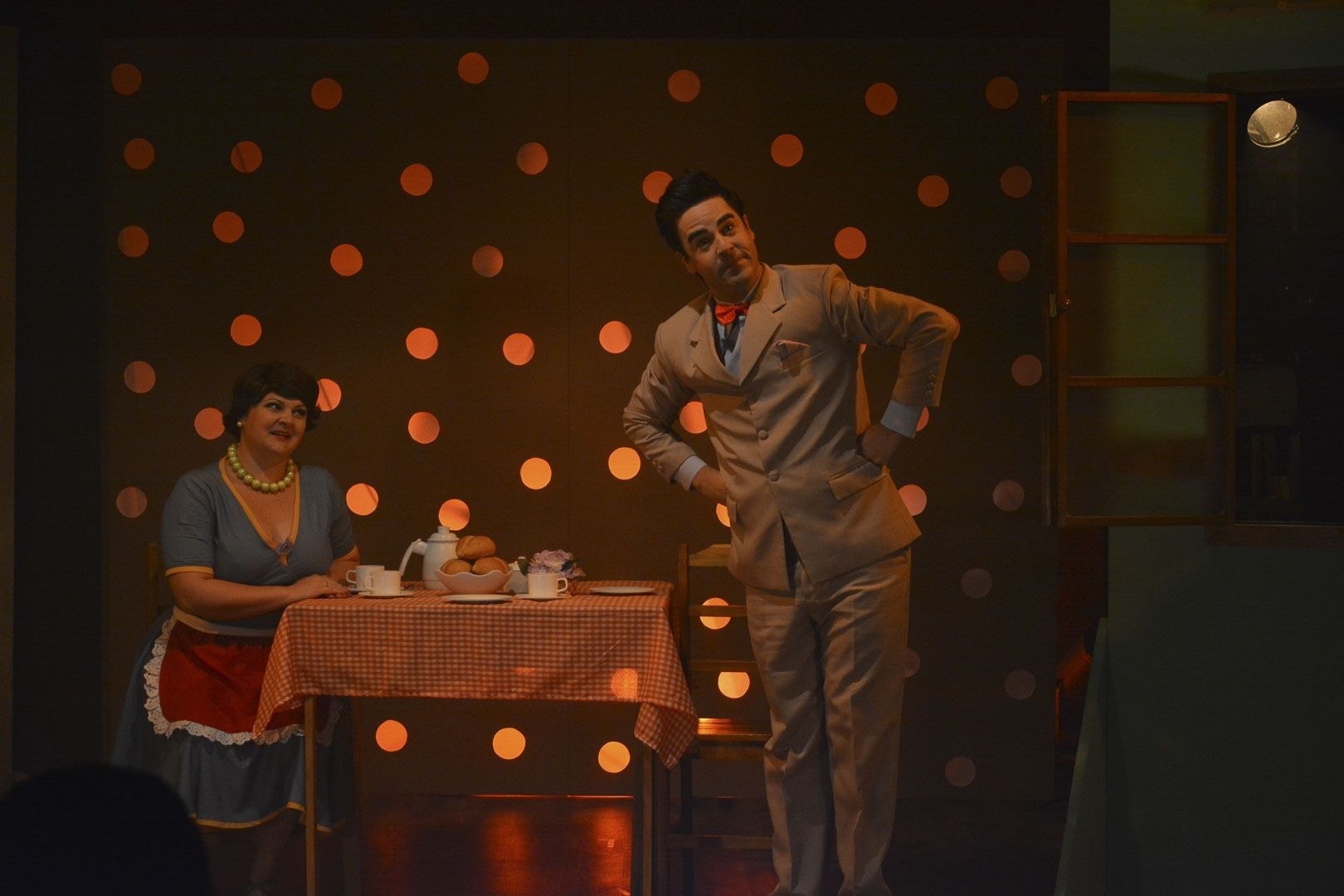 O grupo Antropofocus apresenta, até 2 de outubro, o espetáculo "No dia Seguinte ? a quase história da TV brasileira" - Divulgação