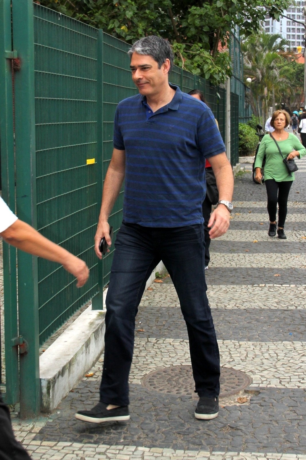 30.out.2016 - William Bonner vai a escola na Barra da Tijuca, zona oeste do Rio, para votar no segundo turno das eleições municipais - Wallace Barbosa/AgNews