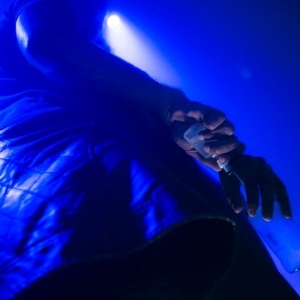 Fininho (Hugo Resende) coloca veneno na bebida do barman em "A Lei do Amor" - Reprodução/GShow - Reprodução/GShow