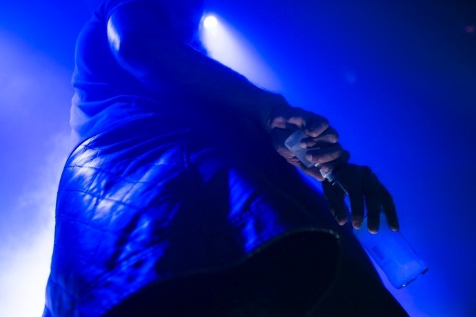 Fininho (Hugo Resende) coloca veneno na bebida do barman em "A Lei do Amor" - undefined