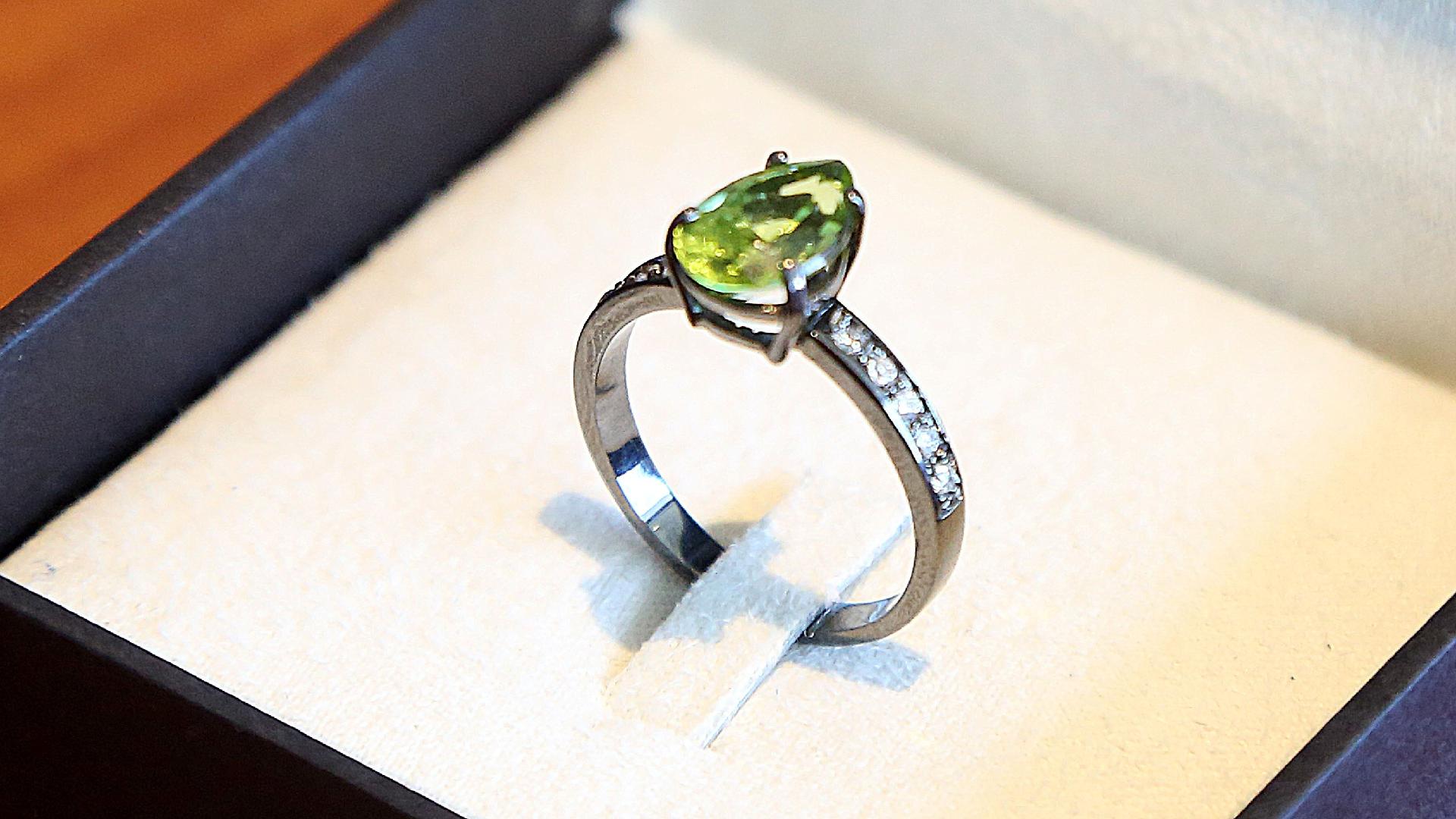 Este anel foi a peça mais cara da edição deste ano do Bazar da Preta: R$ 4 mil. Ele foi doado por uma joalheria - Marco Antonio Teixeira/UOL