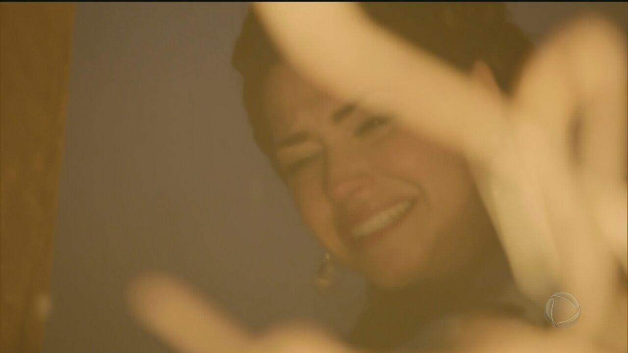 Maria Isabel morre soterrada na casa em chamas após devolver a recém-nascida Isaura para Miguel no último capítulo de "Escrava Mãe" - Reprodução/Record