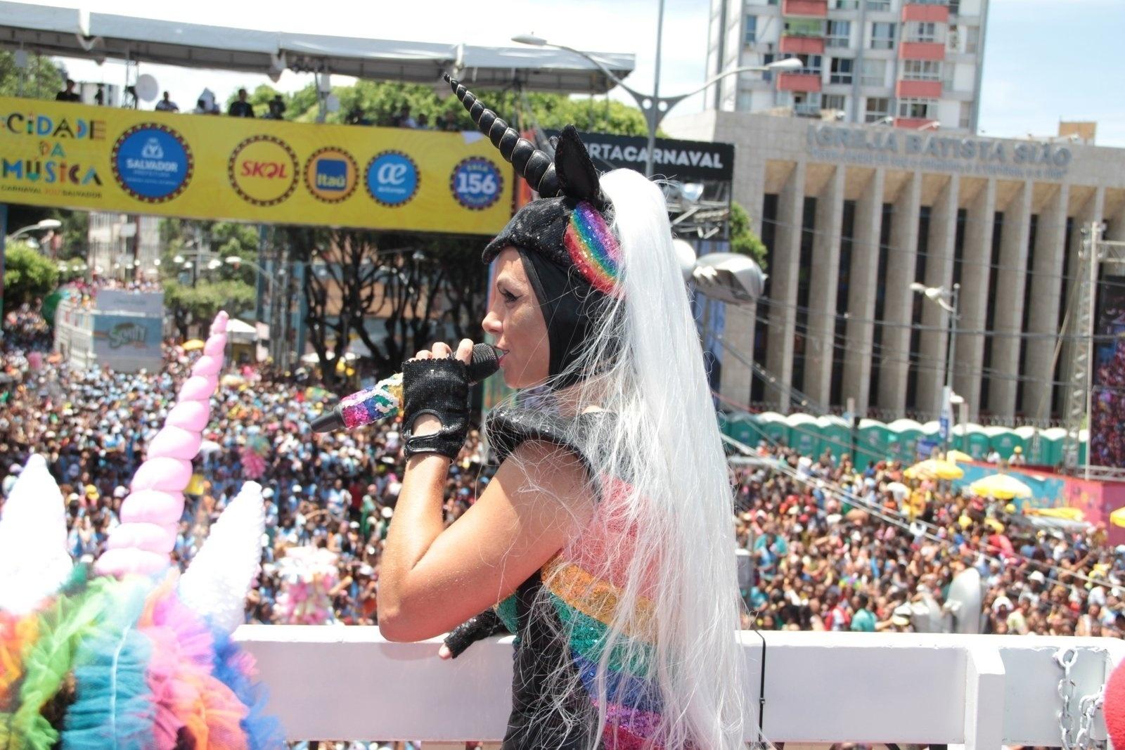 Carla Perez foi fantasiada de unicórnio negro neste domingo em Salvador - JC Pereira e Webert Belicio/AgNews