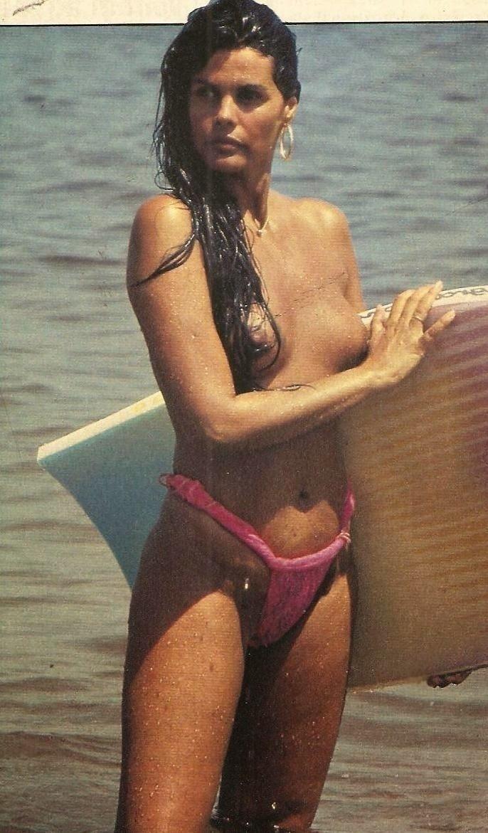 Monique Evans usa biquíni asa-delta enrolado e topless - Reprodução/ Twitter