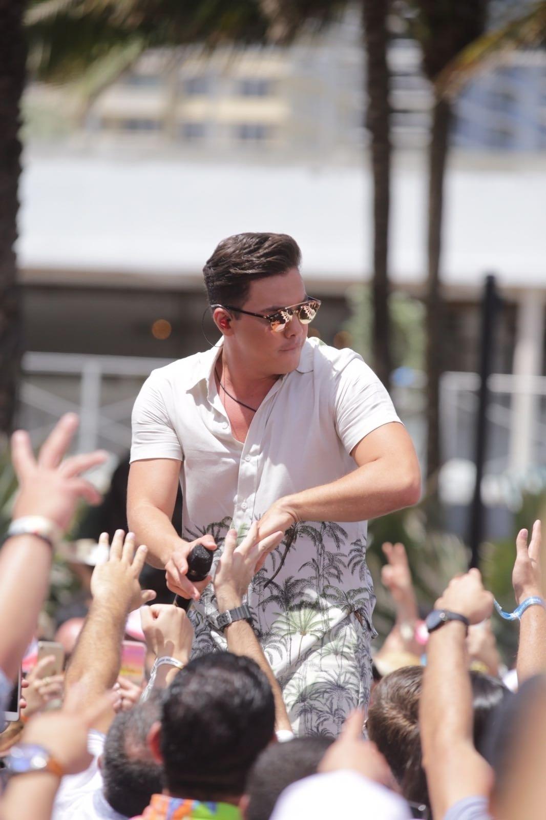 Wesley Safadão preparou uma grande surpresa para os fãs que foram acompanhar as gravações do quinto DVD da carreira dele em Miami. Ele apareceu de cabelos curtos para gravar o show internacional - Leo Mayrinck