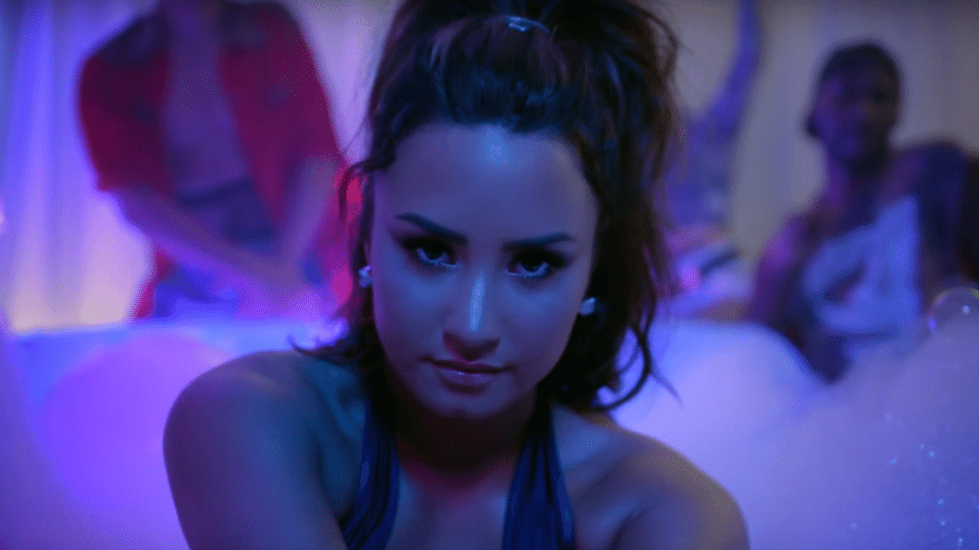 Demi Lovato faz charme na banheira em clipe de "Sorry Not Sorry" - Reprodução