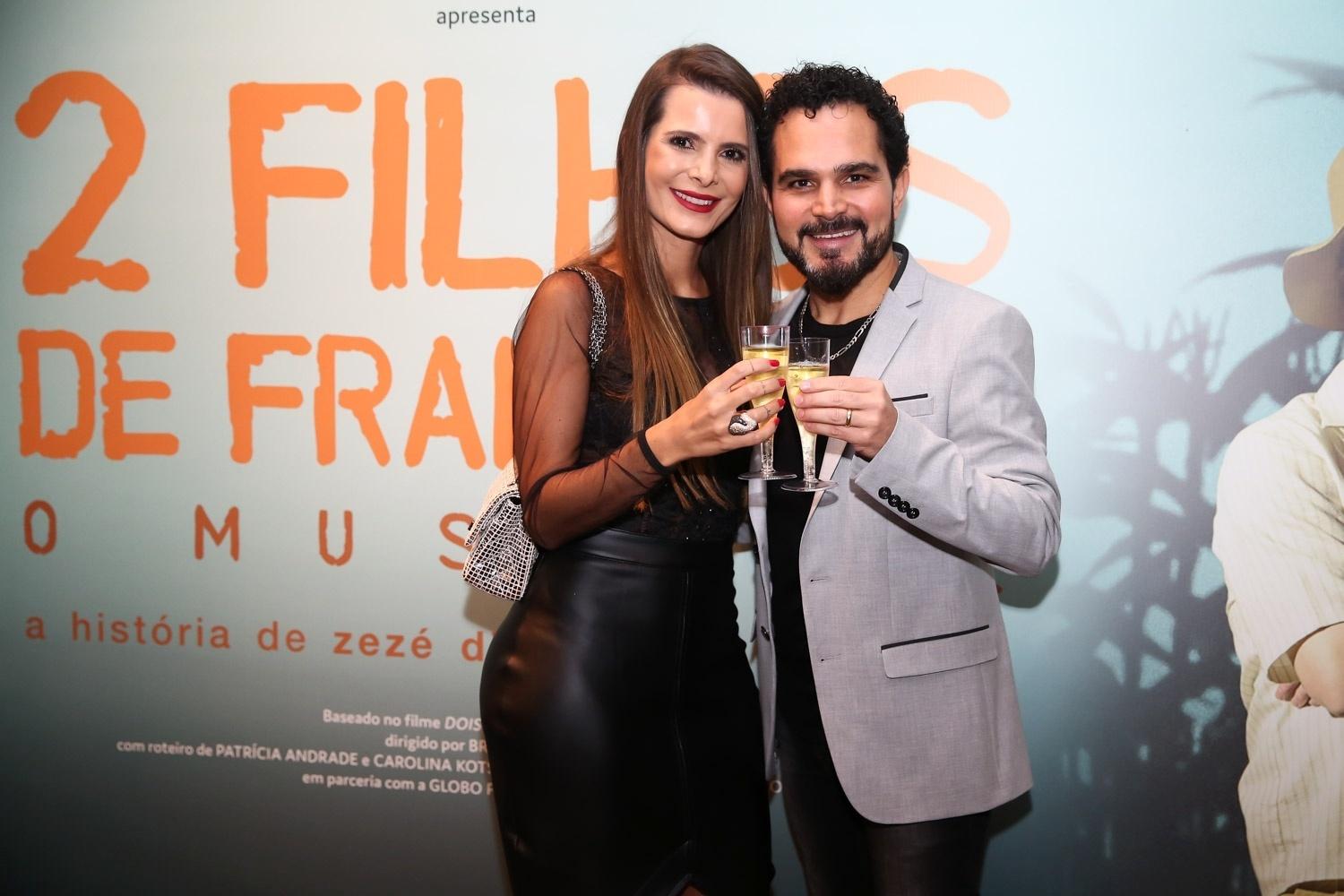 Os irmãos Zezé Di Camargo e Luciano reuniram nesta segunda-feira (2) amigos e familiares para a pré-estreia de "2 Filhos de Francisco - O Musical", no teatro Cetip, no complexo Tomie Ohtake, em São Paulo - Marcos Ribas/Brazil News