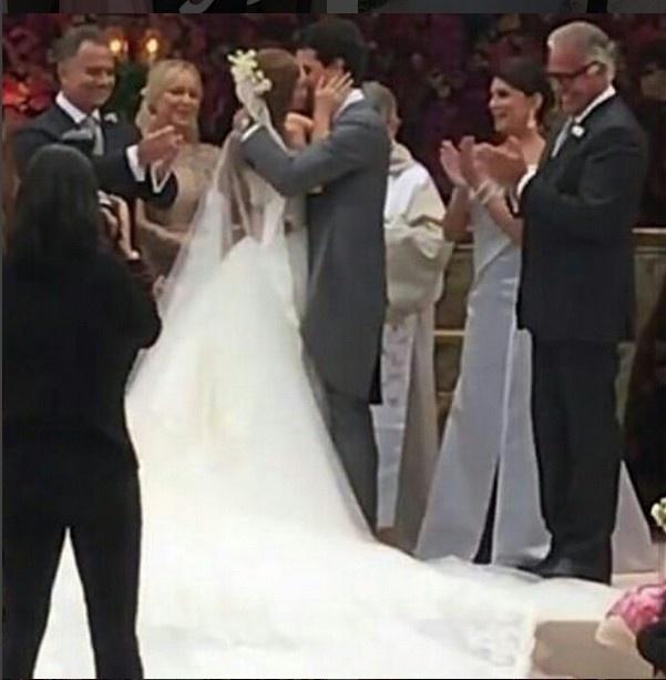 O beijo dos noivos no altar foi bastante aplaudido pelos convidados de Marina e Alexandre - Reprodução/Instagram