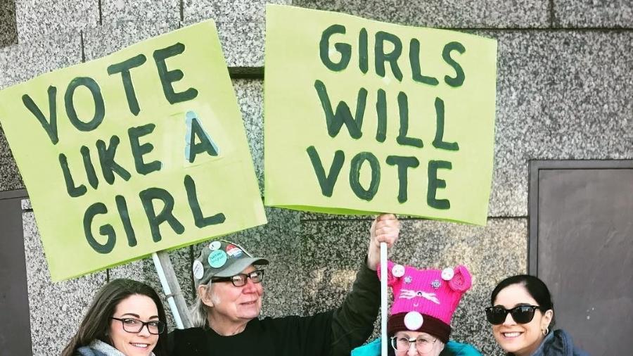 Cartazes da Marcha das Mulheres de 2018 abordam o voto feminino - Reprodução/Instagram