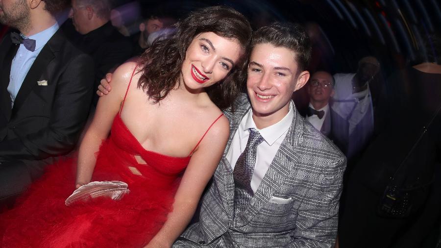 A cantora neozelandesa Lorde com o seu irmão, Angelo, na plateia da cerimônia do Grammy 2018 - Christopher Polk/Getty Images for NARAS