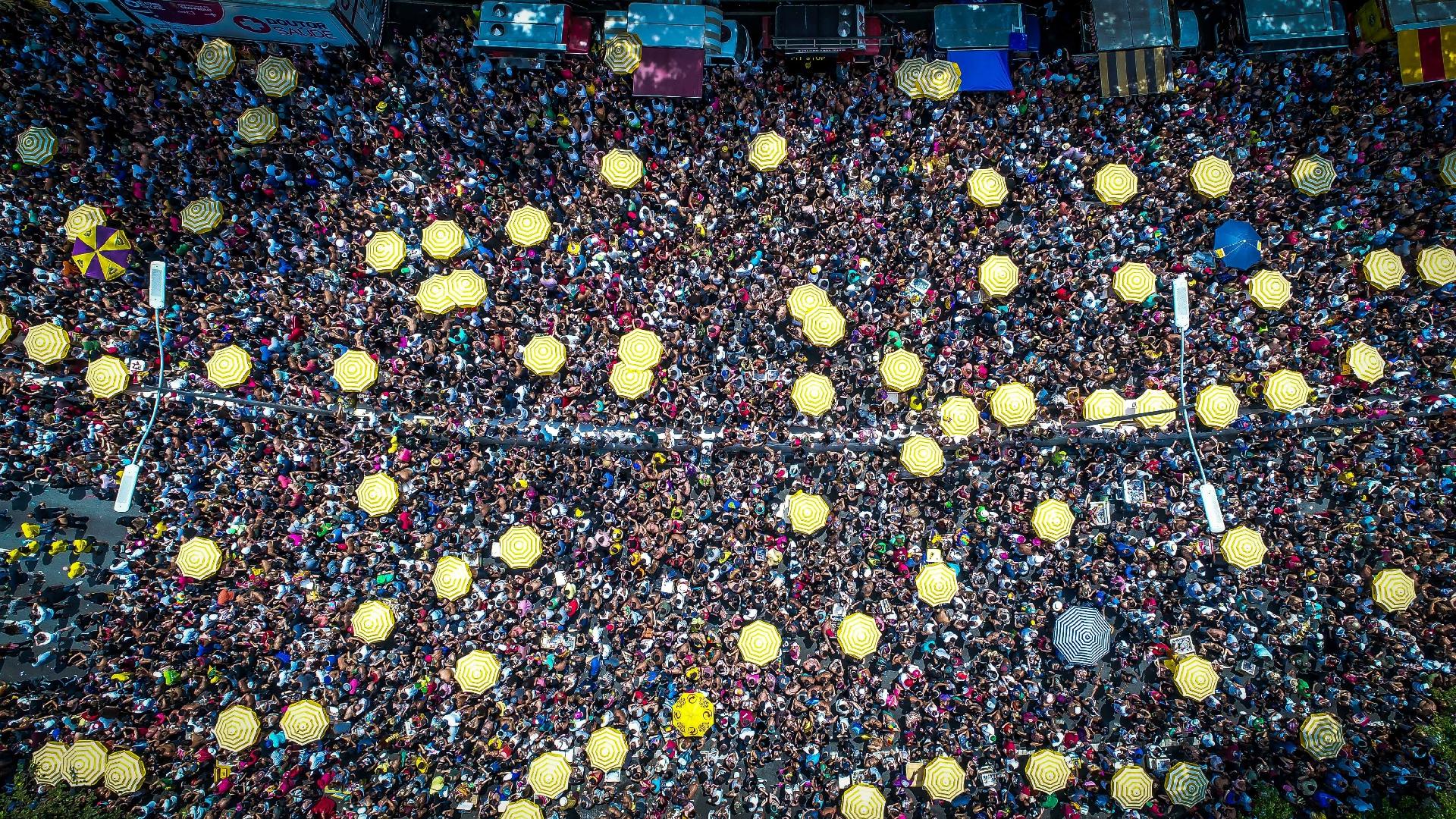 Público acompanha desfile do Bloco Largadinho, da cantora Claudia Leitte, pela av. 23 de Maio, zona sul de São Paulo - Edson Lopes Jr./UOL
