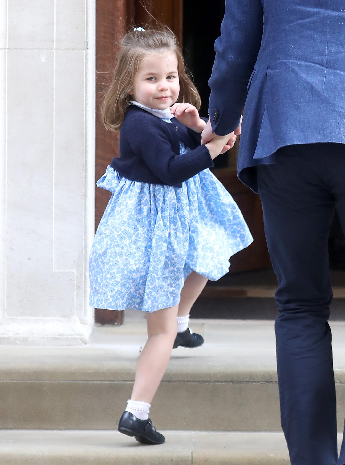 A princesa Charlotte visita o irmão caçula recém-nascido, Louis, na maternidade em abril de 2018 - Getty Images