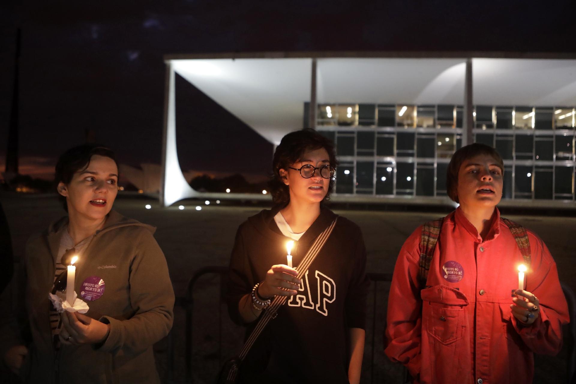 Militantes dos direitos das mulheres fazem virgília em frente ao STF contra a criminalização do aborto no Brasil, na madrugada desta segunda-feira - Lúcio Távora/UOL