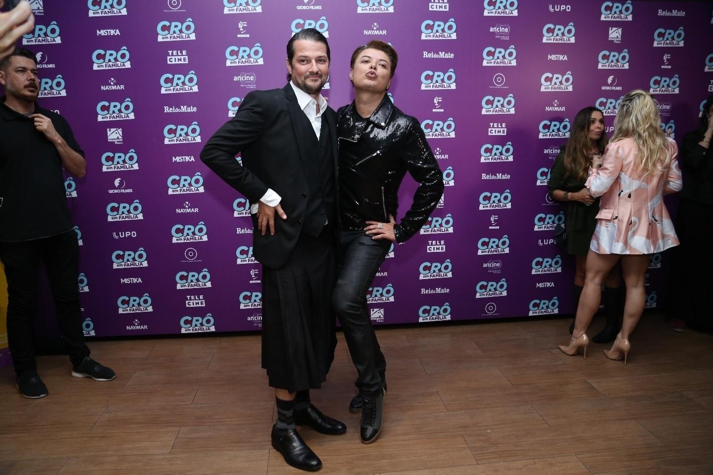 Marcelo Serrado, de saias, protagonista do filme, com David Brazil na pré-estreia - Wallace Barbosa/AgNews