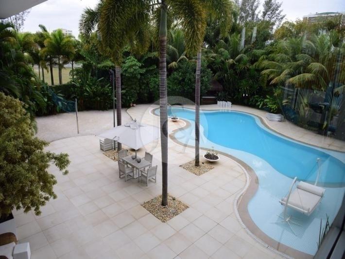 A piscina com tamanho semi-olímpica na área externa é cercada por um amplo jardim - Reprodução/Imobiliária Judice & Araújo