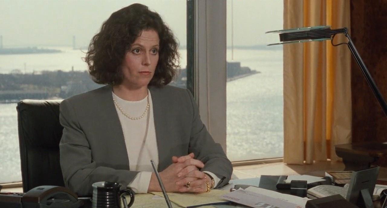 Sigourney Weaver em cena de "Uma secretária de futuro" (1988) - Divulgação