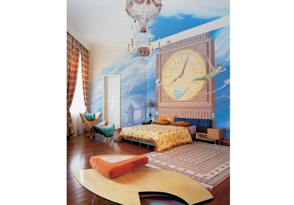 Peter Pan virou tema deste quarto, de autoria da designer de interiores russa Marina Putilovskaya.  Aqui, o lustre tem o formato de um balão de ar quente e as paredes foram pintadas com uma cena do clássico da Disney. Se não encontrar um pintor tão habilidoso para criar um mural como este, feito pela própria designer, invista no papel de parede - Marina Putilovskaya /Divulgação