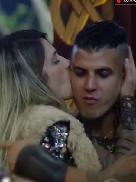 Nadja beija e abraça Felipe Sertanejo durante festa viking - Reprodução/Play Plus