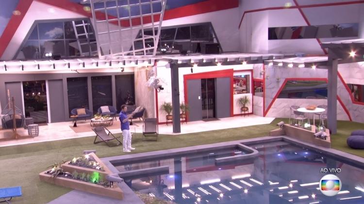 Tiago Leifert na área externa da casa do "BBB19", que agora tem espelhos em formatos variados para disfarçar mais as câmeras ocultas - Reprodução/Globo - Reprodução/Globo