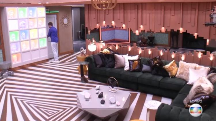 Sala do "BBB" foi repaginada e ganhou muitos detalhes em dourado e preto - Reprodução/Globo - Reprodução/Globo