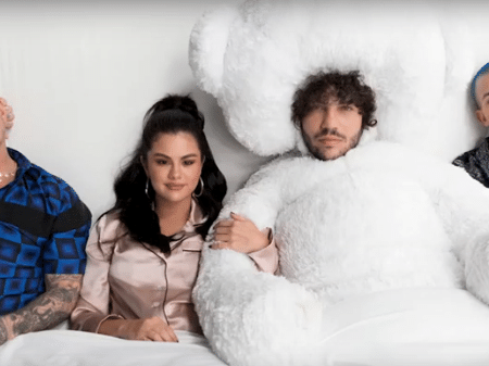Selena Gomez com o seus parceiros na música "I Just Can"t Get Enough" - Reprodução/YouTube