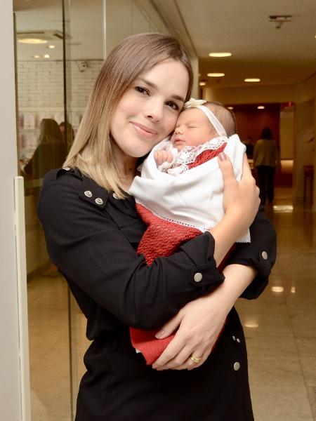 Thaeme deixa maternidade com a filha - Eduardo Martins/AgNews 