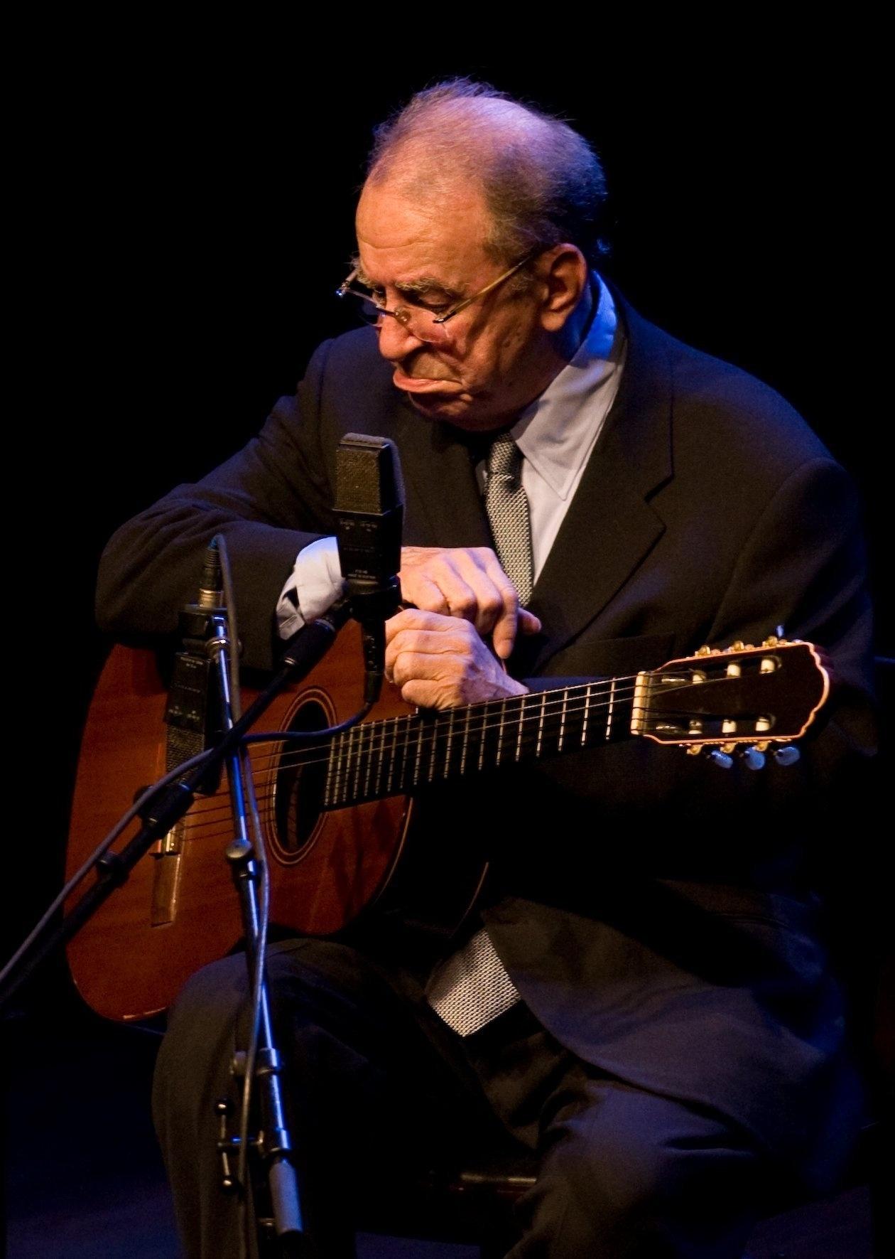 O cantor João Gilberto em show, em 14 de agosto de 2008, no Auditório Ibirapuera, em São Paulo (SP) - Tuca Vieira/Folhapress